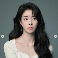 Aktris 32 tahun ini memulai debut aktingnya dengan membintangi film erotis Obsessed. Adegan panas Lim Ji Yeon dengan Song Seung Heon pun sempat menjadi perbincangan netizen Korea. Foto: dok. Instagram @limjjy2