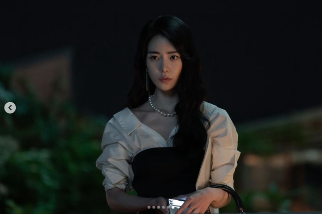 Lim Ji Yeon mencuri atensi sebagai pemeran antagonis drama Korea The Glory. Karakternya menjadi alasan utama Song Hye Kyo sengsara di SMA. Dia menjadi ketua geng perundung yang berasal dari keluarga kaya. Foto: dok. Instagram @limjjy2