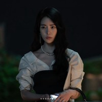 Lim Ji Yeon mencuri atensi sebagai pemeran antagonis drama Korea The Glory. Karakternya menjadi alasan utama Song Hye Kyo sengsara di SMA. Dia menjadi ketua geng perundung yang berasal dari keluarga kaya. Foto: dok. Instagram @limjjy2