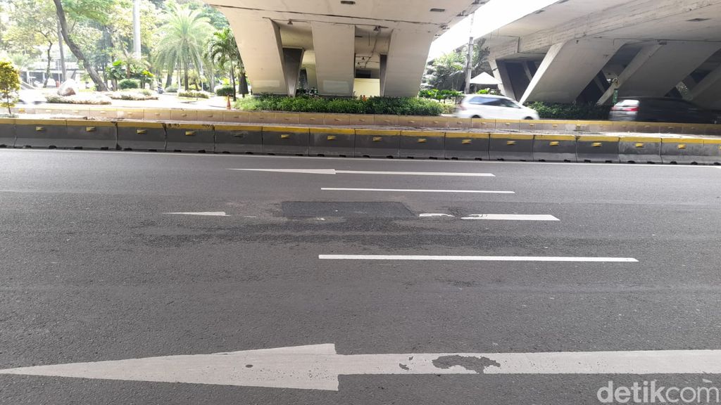 Lubang di kolong Simpang Susun Semanggi Jl Jenderal Sudirman Jakarta sudah ditambal. 4 Januari 2022. (Ilham Oktafian/detikcom)