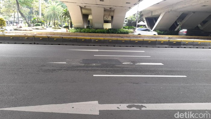 Lubang di kolong Simpang Susun Semanggi Jl Jenderal Sudirman Jakarta sudah ditambal. 4 Januari 2022. (Ilham Oktafian/detikcom)