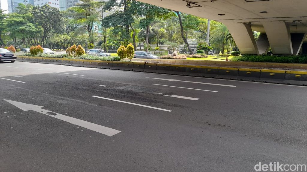 Lubang di kolong Simpang Susun Semanggi Jl Jenderal Sudirman Jakarta sudah ditambal. 4 Januari 2022. (Ilham Oktafian/detikcom)