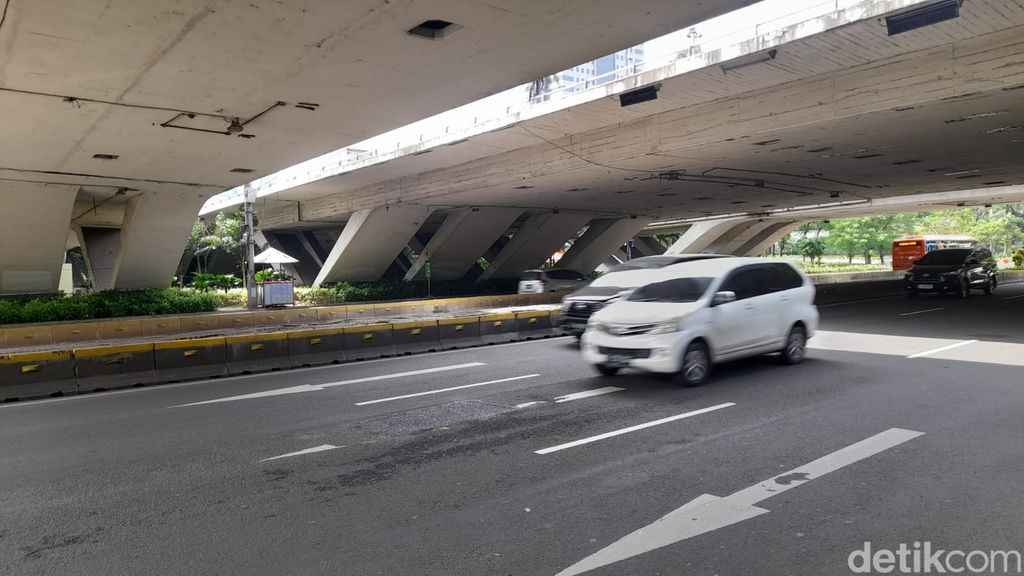 Lubang di kolong Simpang Susun Semanggi Jl Jenderal Sudirman Jakarta sudah ditambal. 4 Januari 2022. (Ilham Oktafian/detikcom)