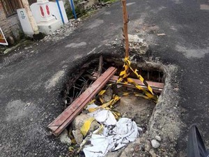 Ada Lubang Menganga di Jalan Dekat Perumahan Dosen Nommensen Medan!