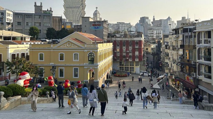 Makau Longgarkan Aturan COVID, Tapi Wisata dan Kasino Masih Sepi Tourists take photos at the historic site Ruins of St. Paulβs in Macao on Dec. 28, 2022. Gambling haven Macaoβs relaxation of border restrictions after China rolled back its