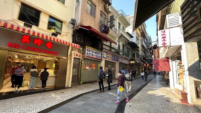 Makau Longgarkan Aturan COVID, Tapi Wisata dan Kasino Masih Sepi Tourists take photos at the historic site Ruins of St. Paulβs in Macao on Dec. 28, 2022. Gambling haven Macaoβs relaxation of border restrictions after China rolled back its
