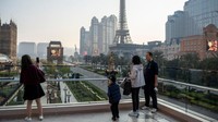 Lonjakan kasus di China telah mendorong beberapa orang untuk pergi ke Makau untuk mendapatkan suntikan vaksin Pfizer-BioNTech berbasis mRNA, yang tidak tersedia di daratan. Tapi hal itu belum menunjukkan tanda serbuan pengunjung terhadap wisata dan kasino. Meski begitu pejabat pariwisata Makau telah mengadakan road show di China selama pandemi, memanfaatkan lokasi kota yang indah tepat di seberang perbatasan. Vernon Yuen/NurPhoto/Getty Images  