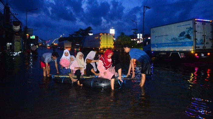 Masih Terendam Banjir, Jalur Pantura Kudus Macet Panjang Sejumlah kendaraan menerobos jalan yang tergenang banjir di jalan nasional jalur Pantura (Pantai Utara) Desa Jati Wetan, Kudus, Jawa Tengah, Selasa (3/1/2023). Banjir akibat curah hujan tinggi tersebut menyebabkan kemacetan dari arah Kudus menuju Semarang dan sebaliknya sejak Minggu 1/1/2023.