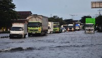 Akibat curah hujan dengan intensitas tinggi, arus lalu lintas di Jalur Pantai Utara Jawa (Pantura) Kudus, Jawa Tengah, mengalami kemacetan panjang karena terendam banjir.