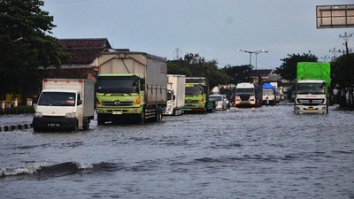 Terendam Banjir, Jalur Pantura Kudus-Semarang Macet Panjang