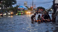 Genangan banjir sepanjang kilometer melanda jalur Pantura Kudus menuju Semarang. Akibatnya, arus lalu lintas lumpuh total. 