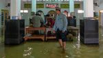 Masjid di Demak Terendam Banjir, Warga Salat di Atas Meja