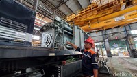 Asisten Mananger Quality Control Balai Yasa Jogja, Farih, menjelaskan tentang kerja perbaikan lokomotif. Foto: Anggah/detikJateng