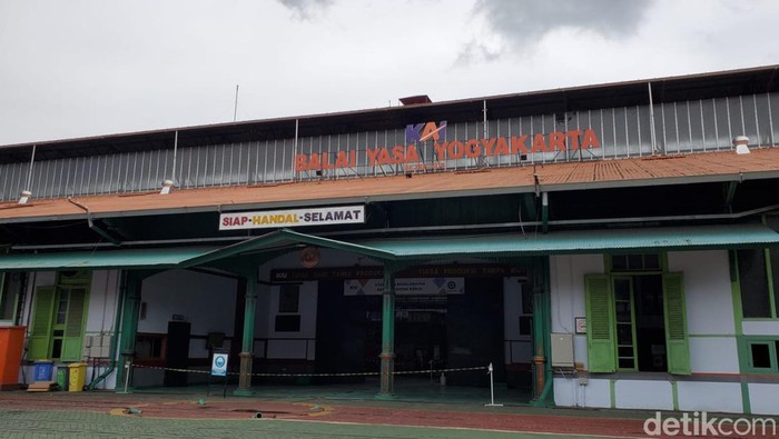Mengintip Balai Yasa Jogja, Bengkel Kereta Api di Jawa Balai Yasa Jogja merupakan pusat perawatan lokomotif tingkat berat dan modifikasi di Jawa. Ada sekitar 254 loko yang ditangani. Begini penampakan di dalamnya. Dipotret pada Rabu (4/1/2023).