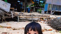 Anak-anak di pinggir pantai.