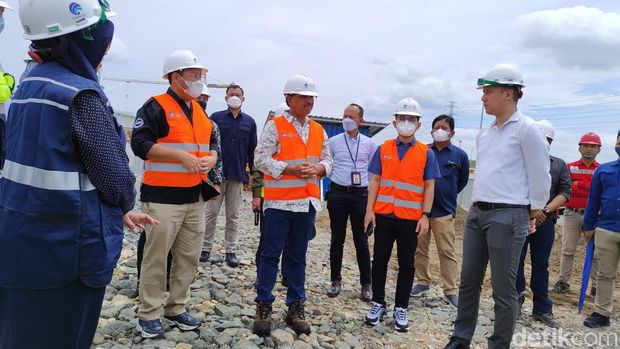 Menkominfo Johnny G. Plate melakukan inspeksi dadakan terhadap proyek pembangunan Pusat Data Nasional (PDN) pertama di kawasan Deltamas, Kabupaten Bekasi, Jawa Barat, Rabu (4/1/2023).