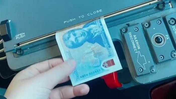 Mesin pencetak uang di pesawat