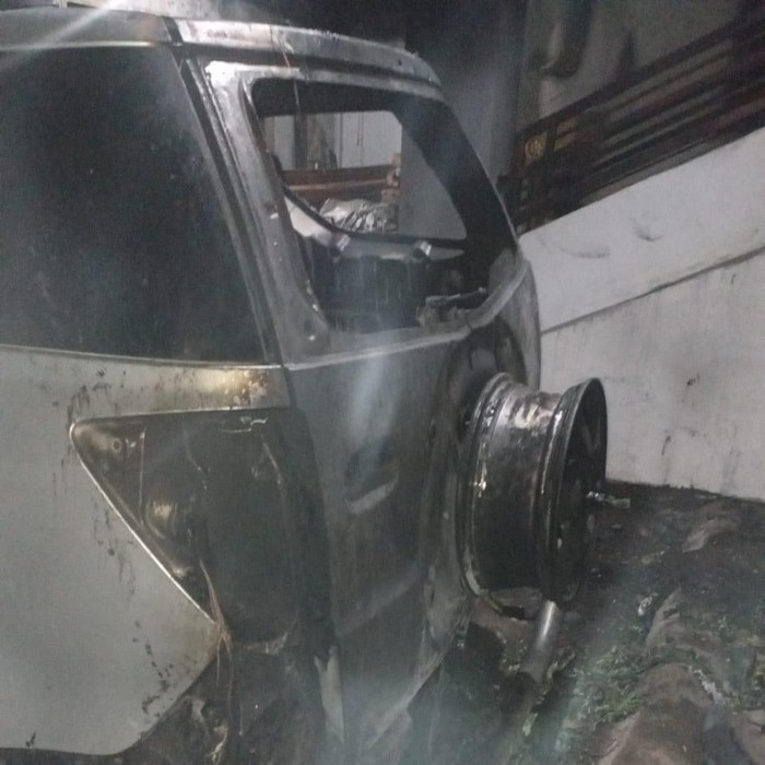 Mobil Terios milik Saman warga Pakuniran Probolinggo hangus dibakar orang