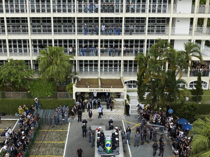 Setelah disemayamkan di Stadion Vila Belmiro, jenazah Pele dibawa ke Memorial Necropole Ecumenica. Jenazah Pele dimakamkan di pemakaman vertikal tersebut.