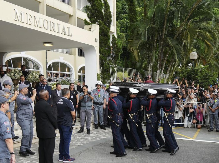 Setelah disemayamkan di Stadion Vila Belmiro, jenazah Pele dibawa ke Memorial Necropole Ecumenica. Jenazah Pele dimakamkan di pemakaman vertikal tersebut.