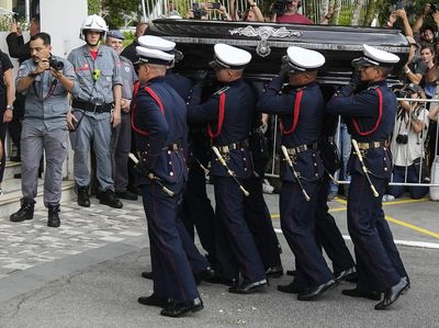 Momen Pemakaman Pele di Kuburan Tertinggi di Dunia