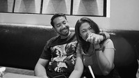 Calon suami Kiky Saputri ini beberapa kali mengunggah momen makan bersama kekasihnya. Setelah menyantap makanan, keduanya tak lupa berpose romantis. Foto: Instagram @poykhairi