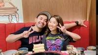 Kali ini Muhammad Khairi dan Kiky Saputri tengah menikmati hot pot China. Kuah dan dagingnya terlihat menggiurkan ya? Foto: Instagram @poykhairi