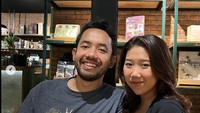 Selain makan, pria yang diduga berumur 29-30 tahun itu juga suka bersantai dengan Kiky di kafe. Foto: Instagram @poykhairi