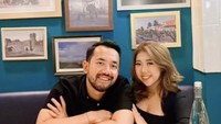 Kalau ini ketika keduanya sedang makan di restoran Italia. Serasi menggunakan baju serba hitam, Khairi dan Kiky pun memesan pizza. Foto: Instagram @poykhairi