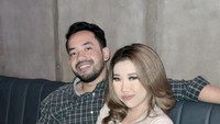 Romantis! Muhammad Khairi menghabiskan waktu di sebuah kafe bersama calon istrinya. Mereka memesan beberapa minuman dan makanan. Foto: Instagram @poykhairi