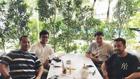 Pria lulusan S2 ilmu hukum itu juga sering membagikan momen bersama teman-temannya. Kali ini Khairi sedang menunggu makanan datang. Foto: Instagram @poykhairi