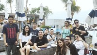 Sambil kumpul dengan teman-temannya, Khairi tak lupa berpose keren. Mereka sedang menikmati waktu bersama di beach club. Foto: Instagram @poykhairi