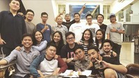 Tak perlu ke restoran, kebersamaan Khairi dengan teman-temannya juga bisa di rumah saja. Mereka terlihat memesan beberapa makanan. Foto: Instagram @poykhairi