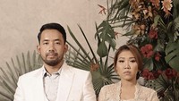 Inilah foto pre-wedding calon pengantin baru itu. Muhammad Khairi bersama Kiky Saputri terlihat menggunakan baju adat tradisional. Foto: Instagram @poykhairi