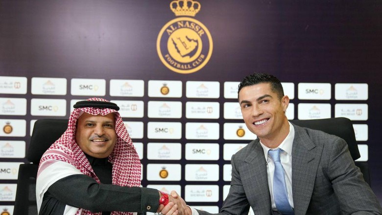 Musalli Al Muammar, Cristiano Ronaldo RIYADH, SAUDI ARABIA - JANUARY 03: (----EDITORIAL USE ONLY â MANDATORY CREDIT - AL NASSR FOOTBALL CLUB / HANDOUT - NO MARKETING NO ADVERTISING CAMPAIGNS - DISTRIBUTED AS A SERVICE TO CLIENTS----) Portuguese superstar, Ronaldo shakes hands with President of Al Nassr FC. Musalli Al-Muammar after signing an agreement at Mrsool Park Stadium, in Riyadh, Saudi Arabia on January 03, 2023. (Photo by AL Nassr Club of Saudi Arabia/Anadolu Agency via Getty Images)