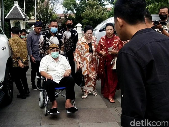 Pakubuwono XIII tiba di Loji Gandrung Solo, rumah dinas Wali Kota Solo, untuk bertemu dengan Gibran Rakabuming Raka, Rabu (4/1/2023) siang.