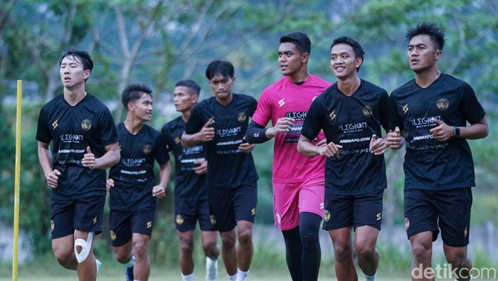 Para pemain Arem FC saat menjalni latihan di Kota Batu