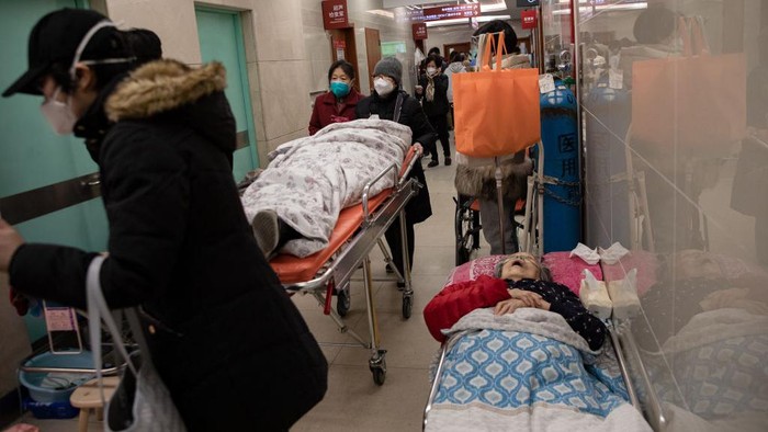 SHANGHAI, CHINA - JANUARY 03: Patients lie on beds at the corridor of the emergency hall of Huashan Hospital affiliated to Fudan University on January 3, 2023 in Shanghai, China. Hospitals in Shanghai have been working at full capacity to offer treatment for COVID-19 patients, particularly for severe cases. (Photo by VCG/VCG via Getty Images)