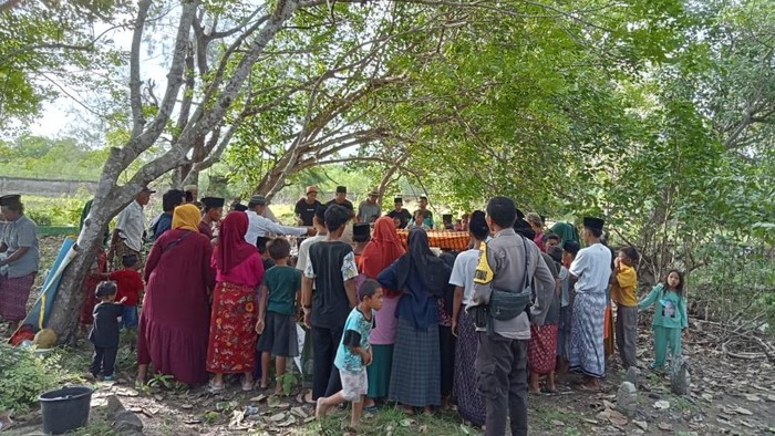 Proses pemakaman istri yang dibunuh suami dan keluarganya di Lombok Timur Rabu (4/1/2023) sore.