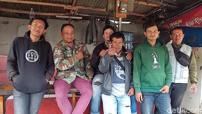 Pengemudi ojek pangkalan di Terminal Dago, Kota Bandung.