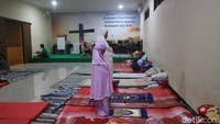 Pengungsi korban banjir melakukan shalat di ruang aula Gereja Kristen Muria Indonesia (GKMI) Tanjung Karang, Kudus, Jawa Tengah, Rabu (4/1/2023). (Dian Utoro Aji/detikcom)