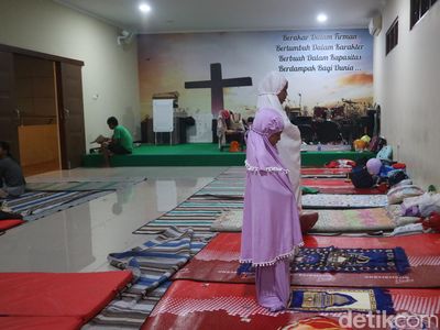 Indahnya Toleransi di Kudus, Korban Banjir Salat di Aula Gereja