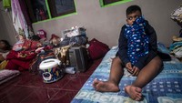 Seorang anak terdampak banjir beristirahat di lokasi pengungsian.
