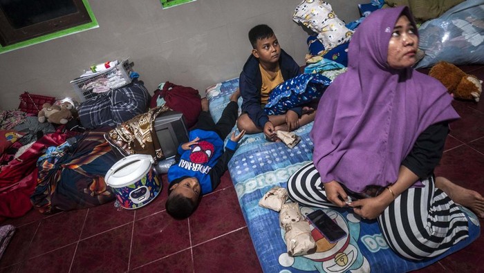 PENGUNGSI BANJIR DI LEBAK BUTUH BANTUAN Warga terdampak bencana banjir beristirahat di Rangkasbitung, Lebak, Banten, Selasa (3/1/2023). Puluhan warga yang tinggal di bantaran Sungai Ciujung mengungsi karena khawatir terjadi banjir susulan pada malam hari, mereka membutuhkan bantuan logistik berupa selimut, obat-obatan, dan baju layak pakai. ANTARA FOTO/Muhammad Bagus Khoirunas/rwa.