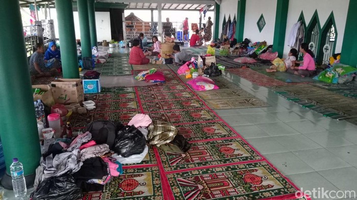 Pengungsi di Masjid Baitul Mannan, Trimulyo, Semarang, Rabu (4/1/2023).
