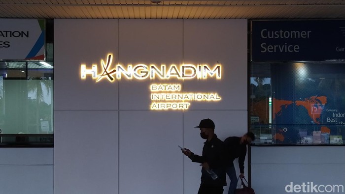 Penumpang berjalan di Bandara Hang Nadim Batam. (Alamudin/detikSumut)