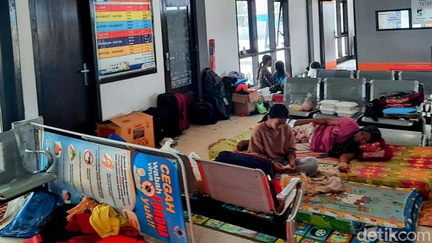 penumpang kapal di pelabuhan jangkar Situbondo