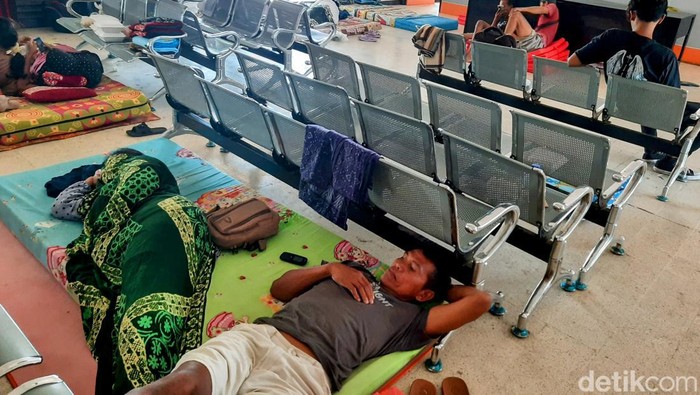 Penumpang kapal di Pelabuhan Jangkar Situbondo terlantar karena cuaca buruk