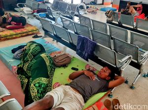 Nestapa Penumpang Kapal Terlantar di Pelabuhan Situbondo, Makan Sekali Sehari