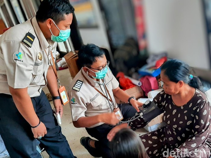 penumpang kapal di pelabuhan jangkar Situbondo